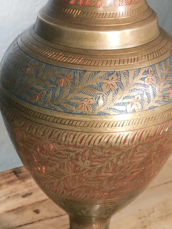 Grande vaso indiano policromo in ottone cesellato mid century - immagine 3