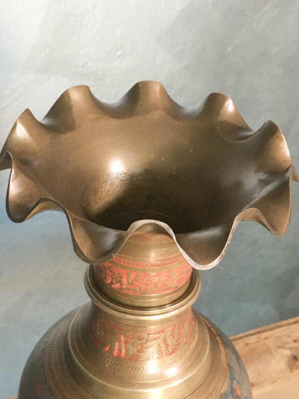 Grande vaso indiano policromo in ottone cesellato mid century - immagine 2