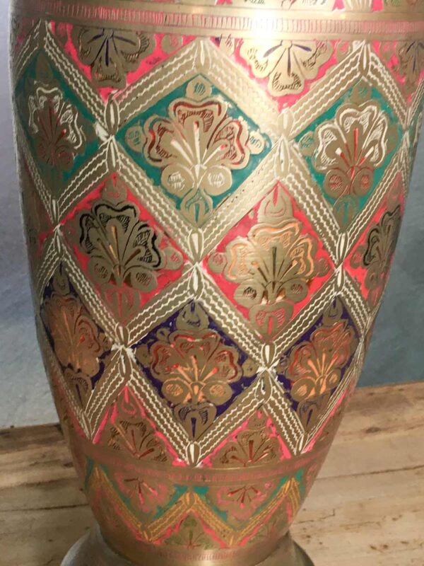 Grande vaso anfora indiana in ottone cesellato mid century - immagine 2