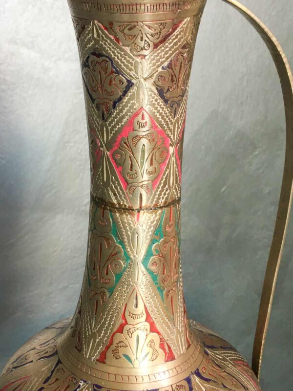 Grande vaso anfora indiana in ottone cesellato mid century - immagine 3