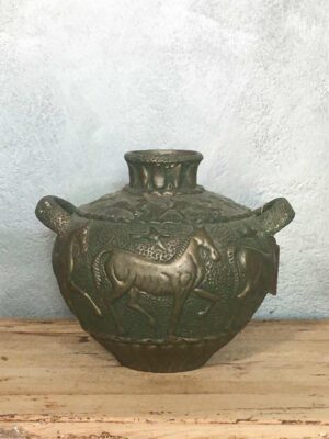 Vaso in terracotta con figure in rilievo simulazione bronzo