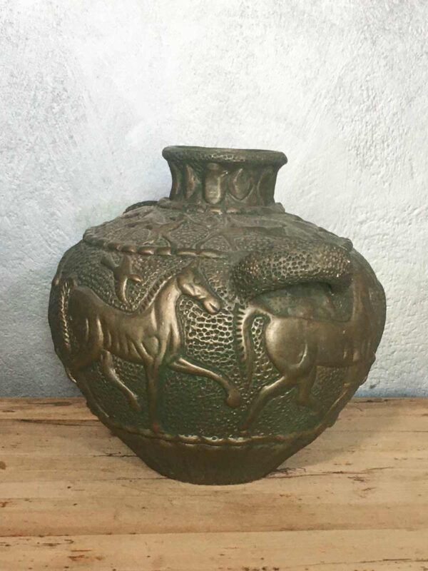 Vaso in terracotta con figure in rilievo simulazione bronzo - immagine 2