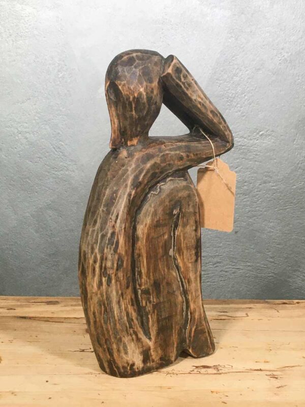 Scultura in legno africana figura donna raccolta e seduta - immagine 2