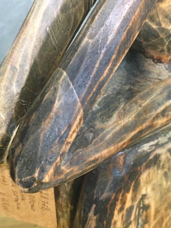 Scultura in legno africana figura donna raccolta e seduta - immagine 3
