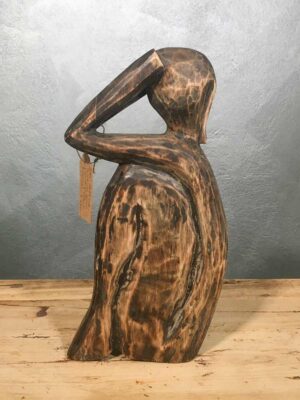 Scultura in legno africana figura donna raccolta e seduta