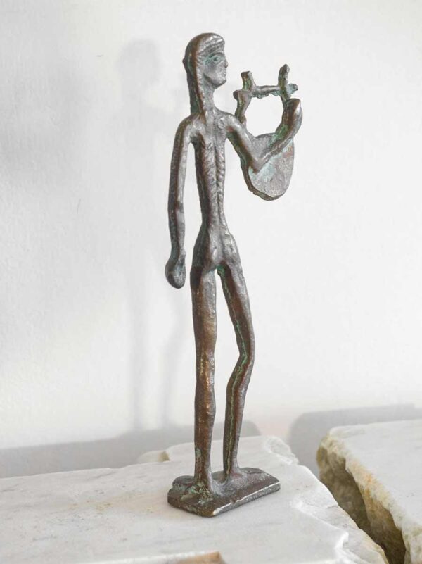 Scultura in bronzo figura di Apollo in stile etrusco con la lira - immagine 3