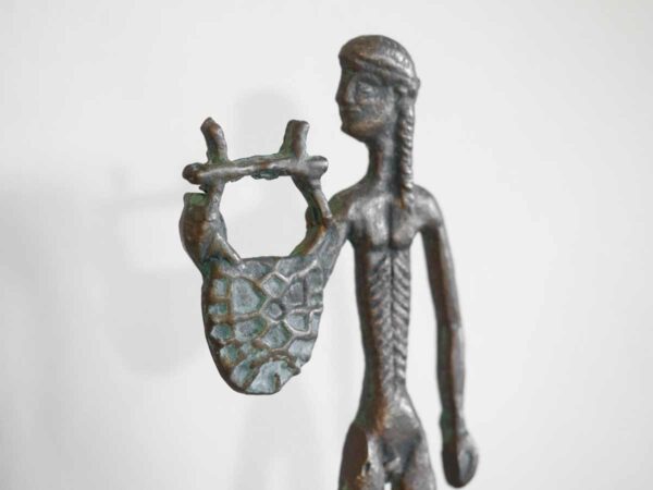 Scultura in bronzo figura di Apollo in stile etrusco con la lira - immagine 2