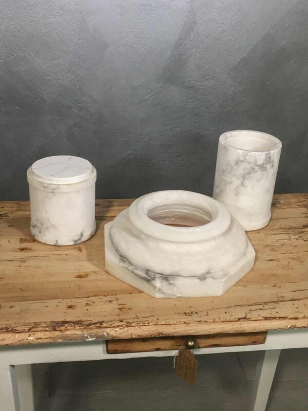 Colonna bassa in marmo con pezzi a incastro torniti - immagine 4