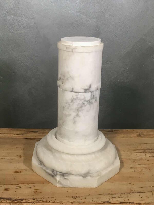 Colonna bassa in marmo con pezzi a incastro torniti - immagine 2