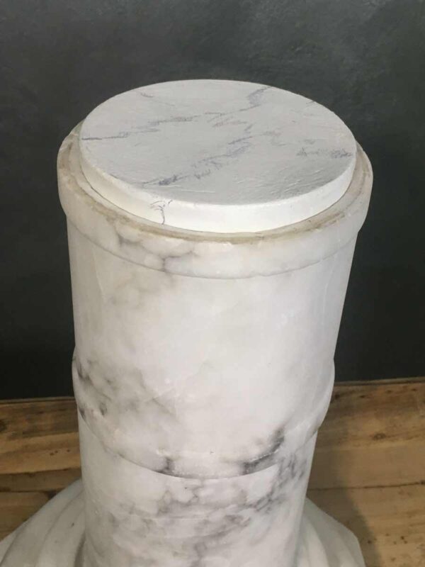 Colonna bassa in marmo con pezzi a incastro torniti - immagine 3