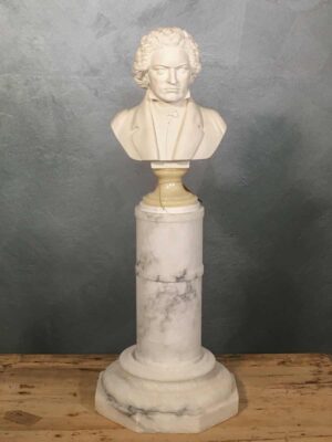 Colonna bassa in marmo con pezzi a incastro torniti