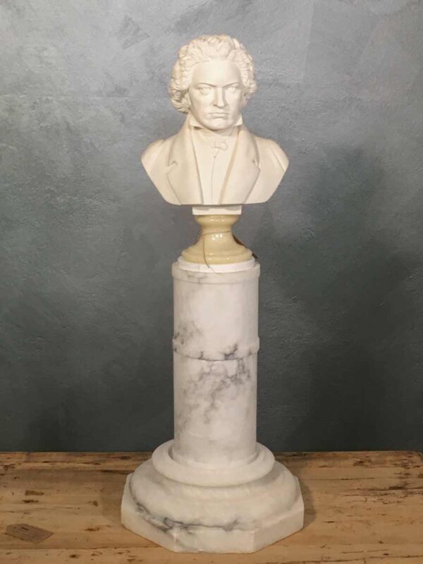 Colonna bassa in marmo con pezzi a incastro torniti
