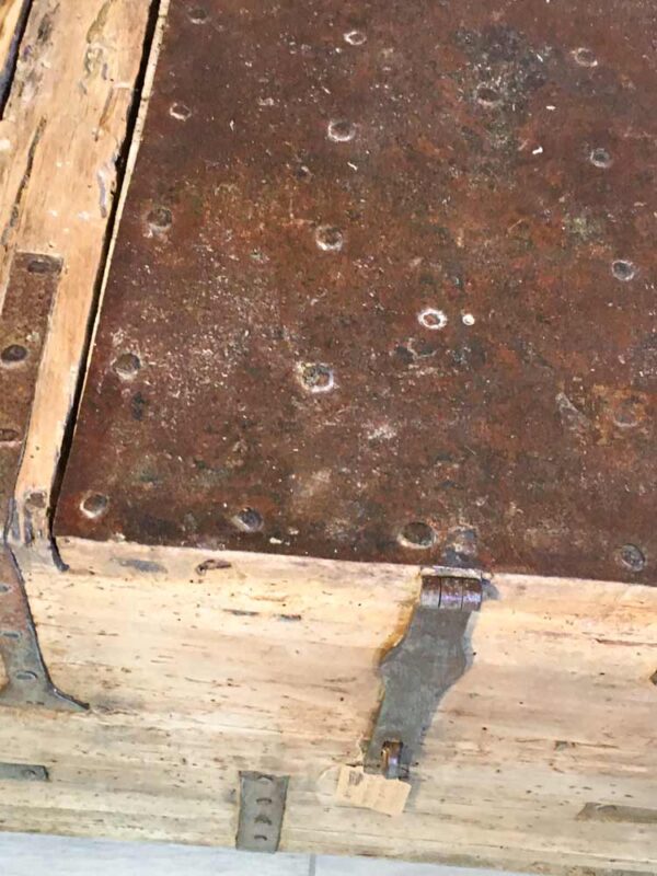 Forziere baule antico in legno e ferro con serratura - immagine 5