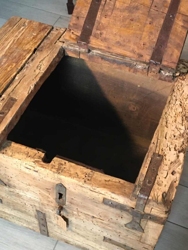 Forziere baule antico in legno e ferro con serratura - immagine 4
