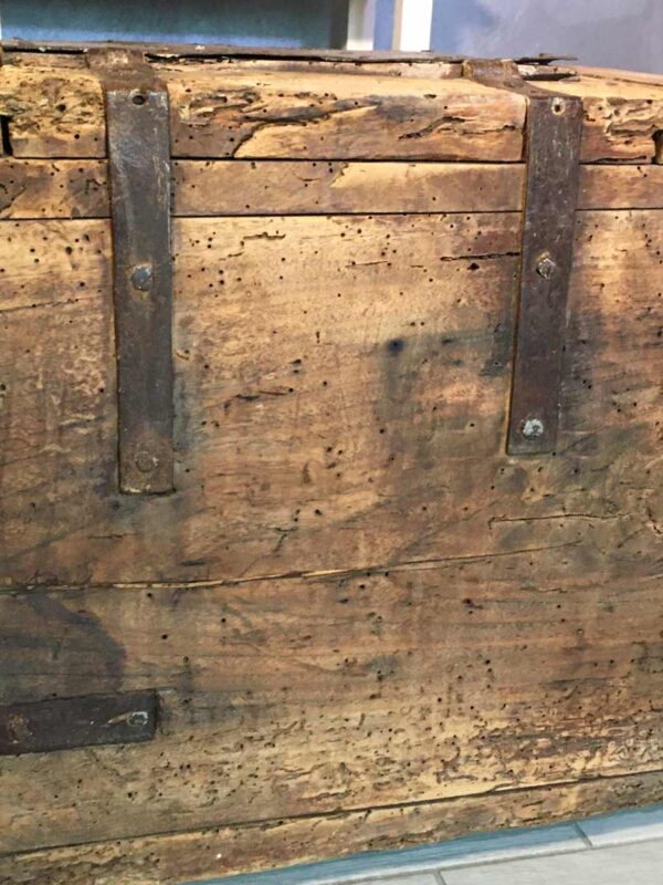 Forziere baule antico in legno e ferro con serratura - immagine 2
