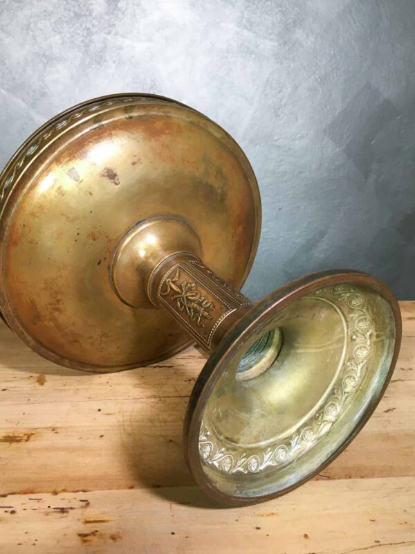 Antica alzata Liberty in metallo brunito con decori sbalzati - immagine 4
