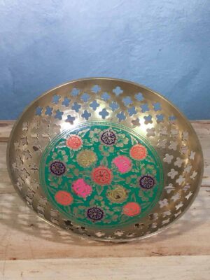 Piatto indiano in ottone cesellato e forato mid century con decoro