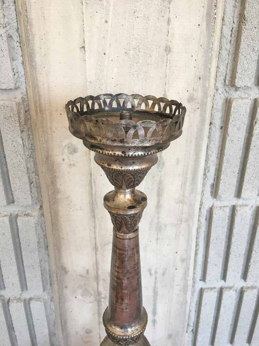 Antico candeliere in rame argentato decoro a sbalzo XVIII-XIX secolo - immagine 4