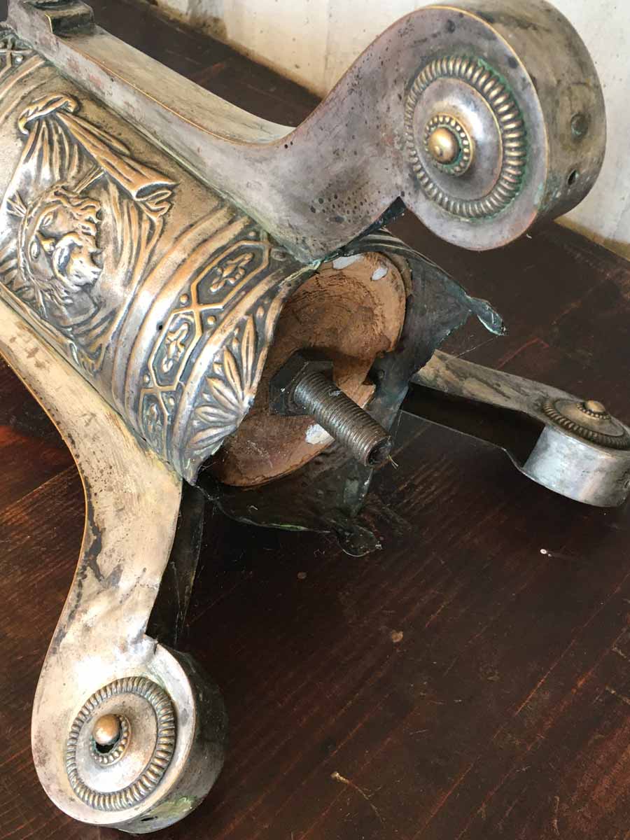 Antico candeliere in rame argentato decoro a sbalzo XVIII-XIX secolo - immagine 5