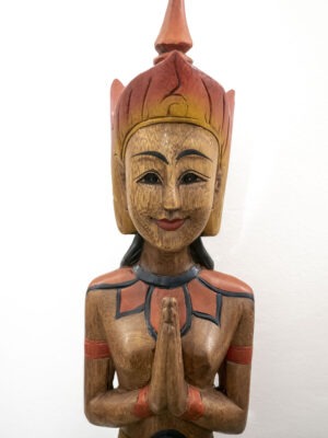 Scultura in legno donna Thailandia classico saluto