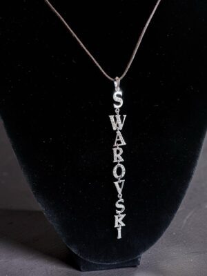 Collana pendente Swarovski con nome brand