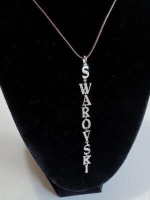 Collana pendente Swarovski con nome brand