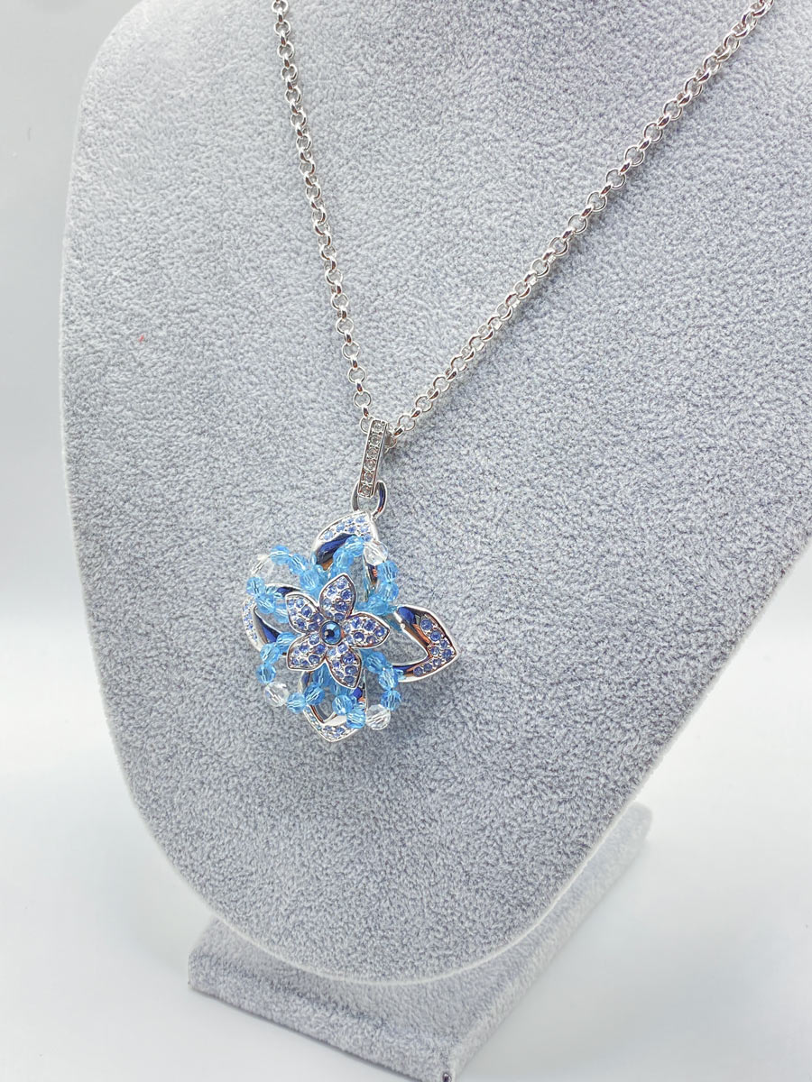 Collana Swarovski con pendente floreale cristalli blu e azzurri - immagine 2