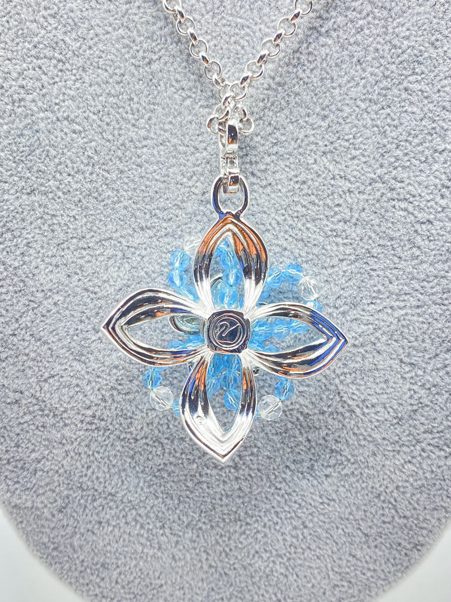 Collana Swarovski con pendente floreale cristalli blu e azzurri - immagine 3