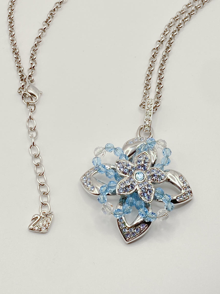 Collana Swarovski con pendente floreale cristalli blu e azzurri - immagine 4