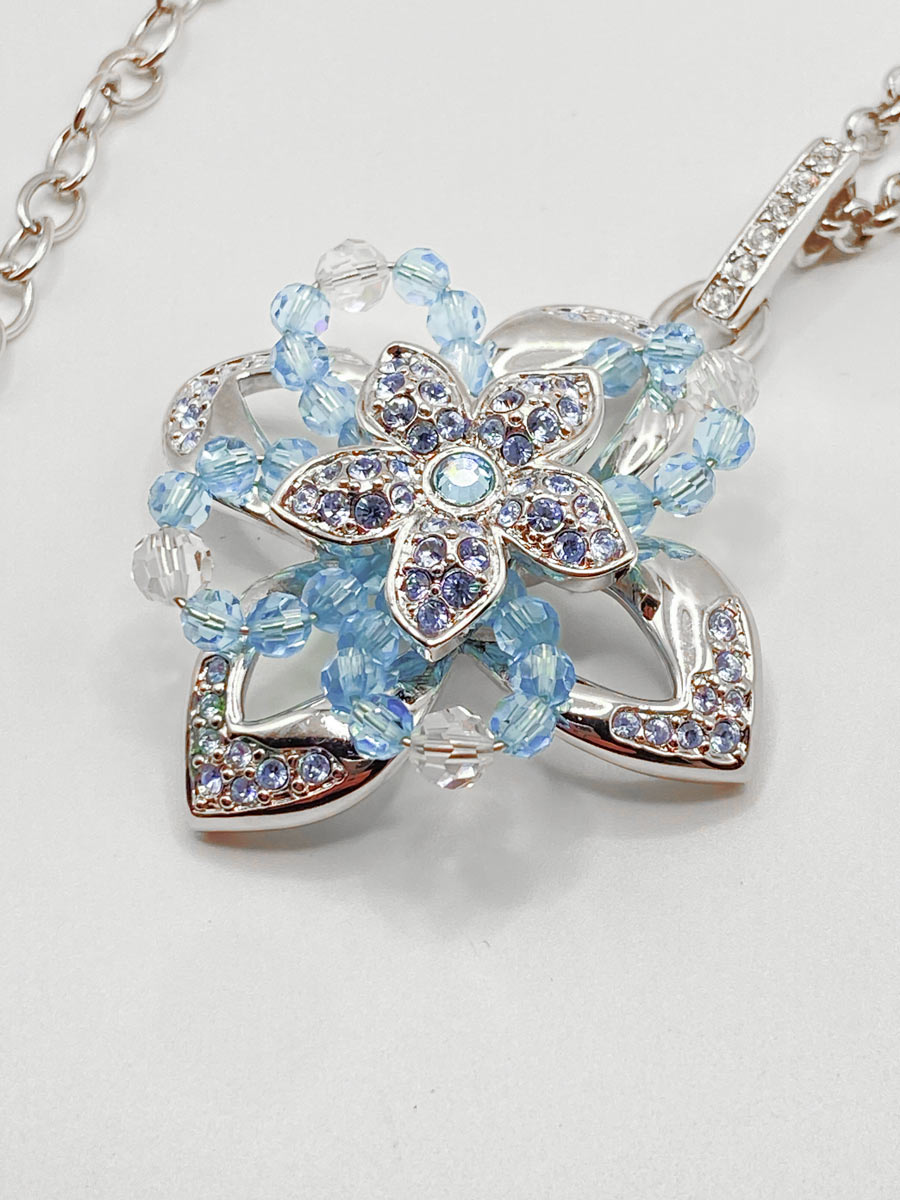 Collana Swarovski con pendente floreale cristalli blu e azzurri - immagine 5