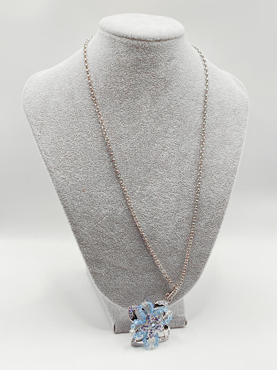 Collana Swarovski con pendente floreale cristalli blu e azzurri - immagine 6