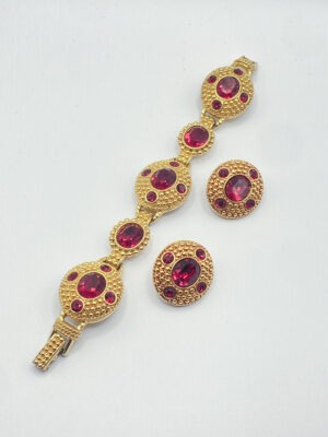 Parure vintage Swarovski con cristalli rosso rubino e finitura dorata