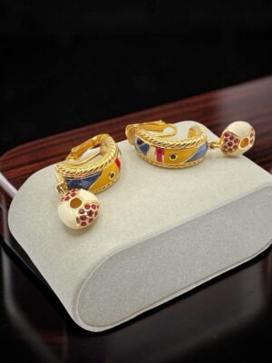 Orecchini Swarovski dorati con smalti colorati e charm con cristalli
